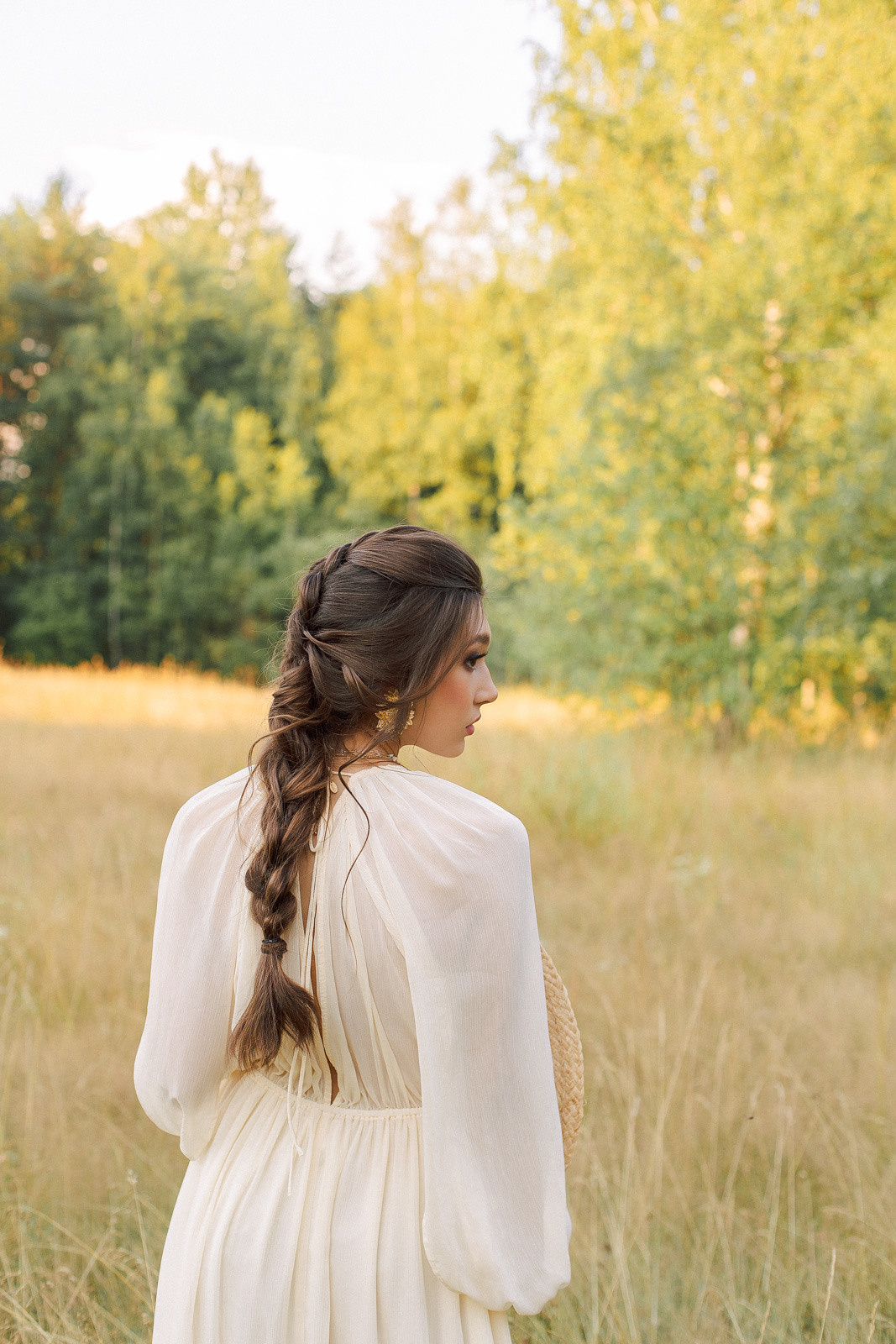Прогулка по полю. Свадебный фотограф Санкт-Петербург  Москва