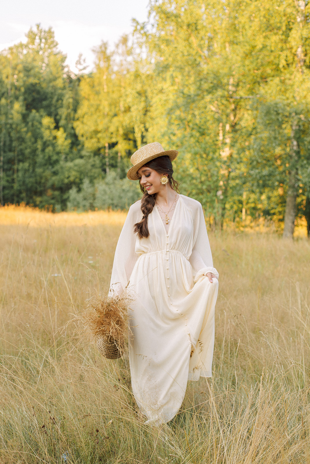 Прогулка по полю. Свадебный фотограф Санкт-Петербург  Москва