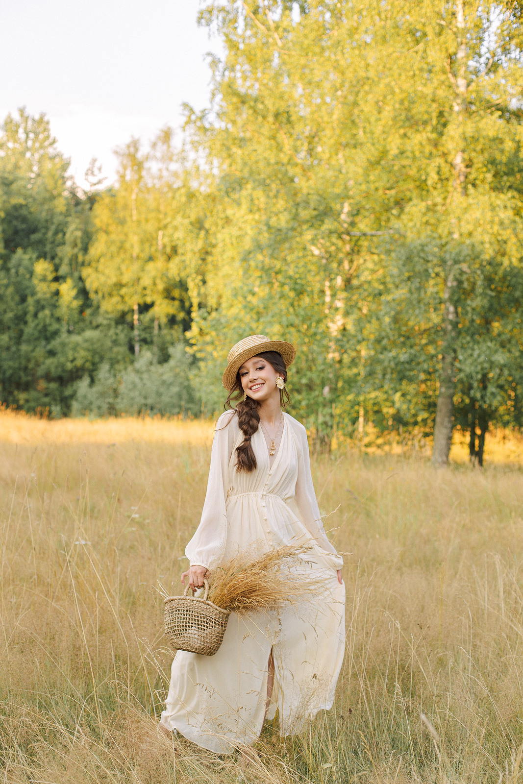 Прогулка по полю. Свадебный фотограф Санкт-Петербург  Москва