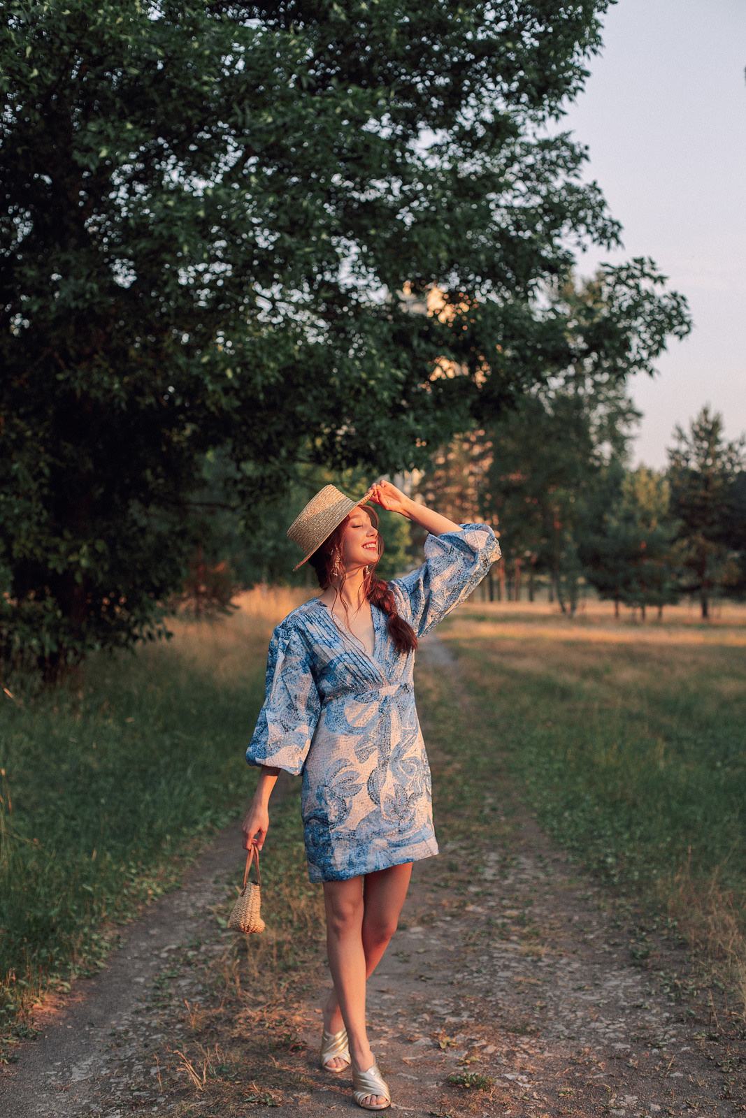 Прогулка по полю. Свадебный фотограф Санкт-Петербург  Москва