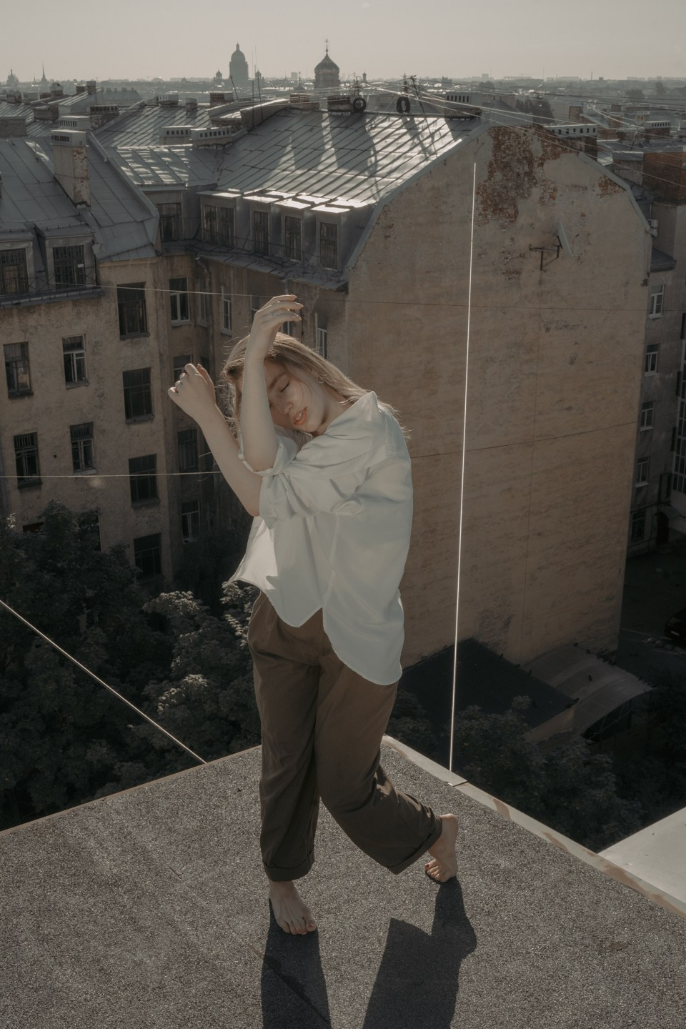 Фотография девушки на крыше на рассвете 