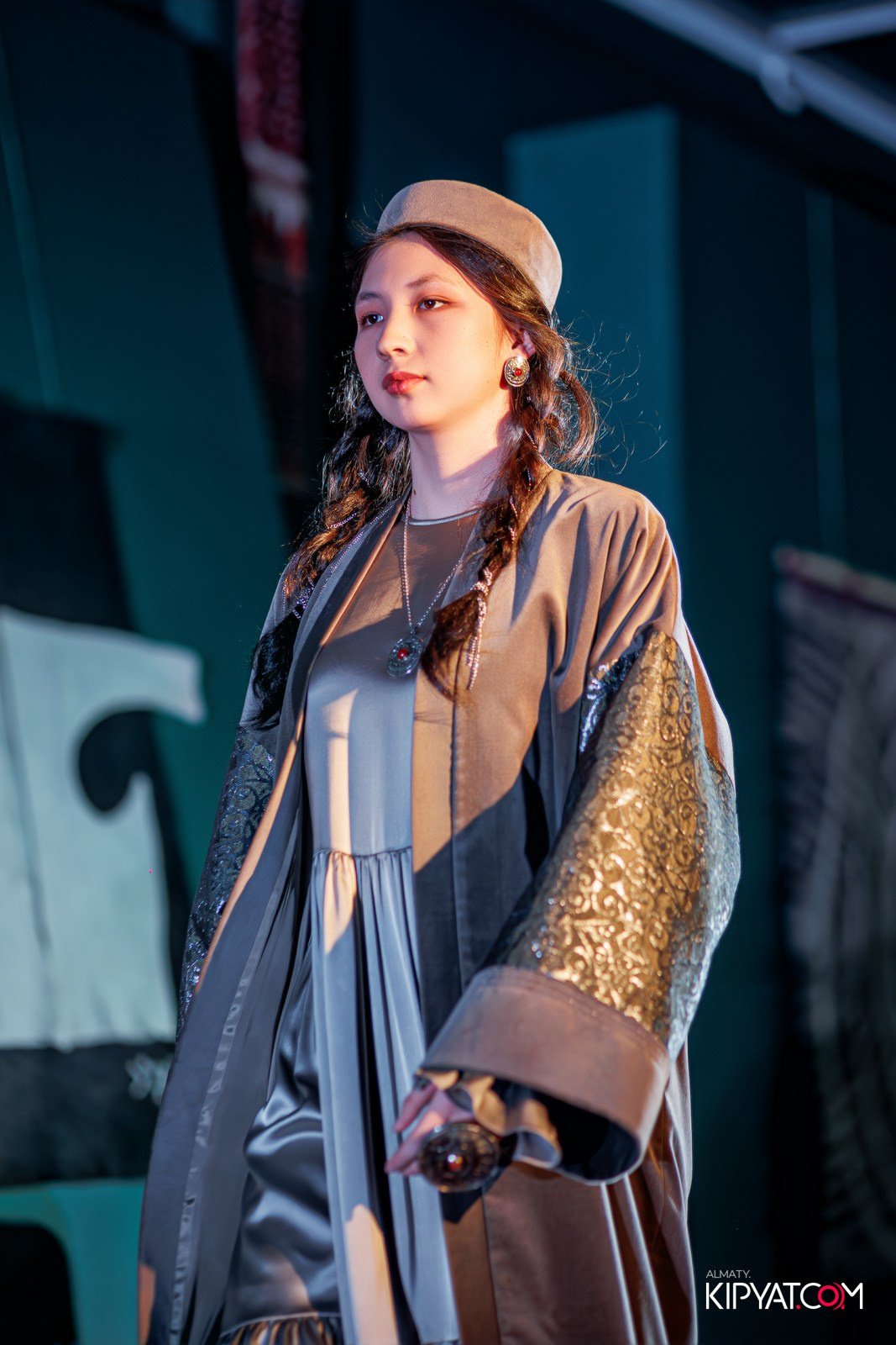 FASHION ПОКАЗ, КАЗАХСКОЙ НАЦИОНАЛЬНОЙ ОДЕЖДЫ. КИПЯТКОМ АЛМАТЫ!