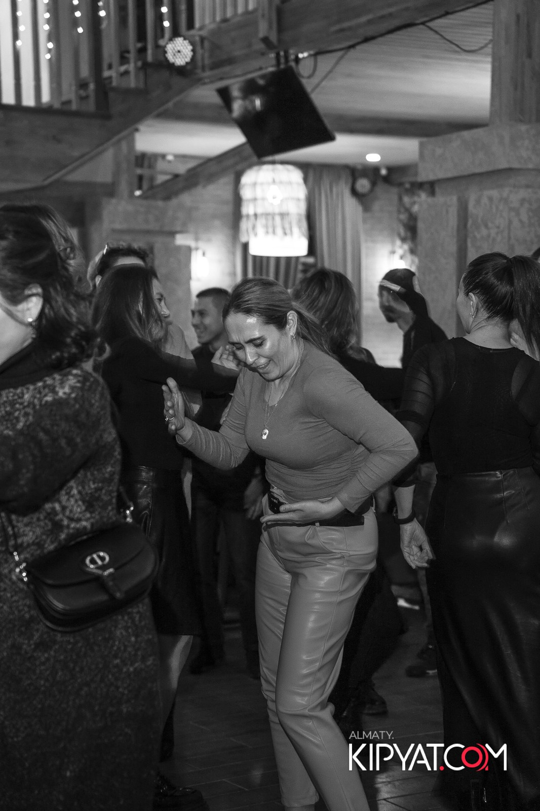 ГРУЗИНСКИЙ ДВОР НА КАБАНБАЙ БАТЫРА. КИПЯТКОМ АЛМАТЫ!