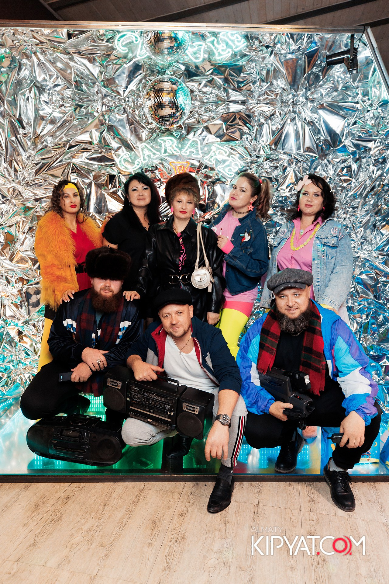 ВЕЧЕРИНКА 90Х КАФЕ CARAFE. КИПЯТКОМ АЛМАТЫ! Фотосъемка мероприятий в Алматы