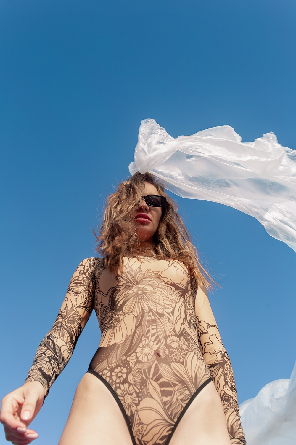 Портрет девушки ракурс снизу в боди на улице