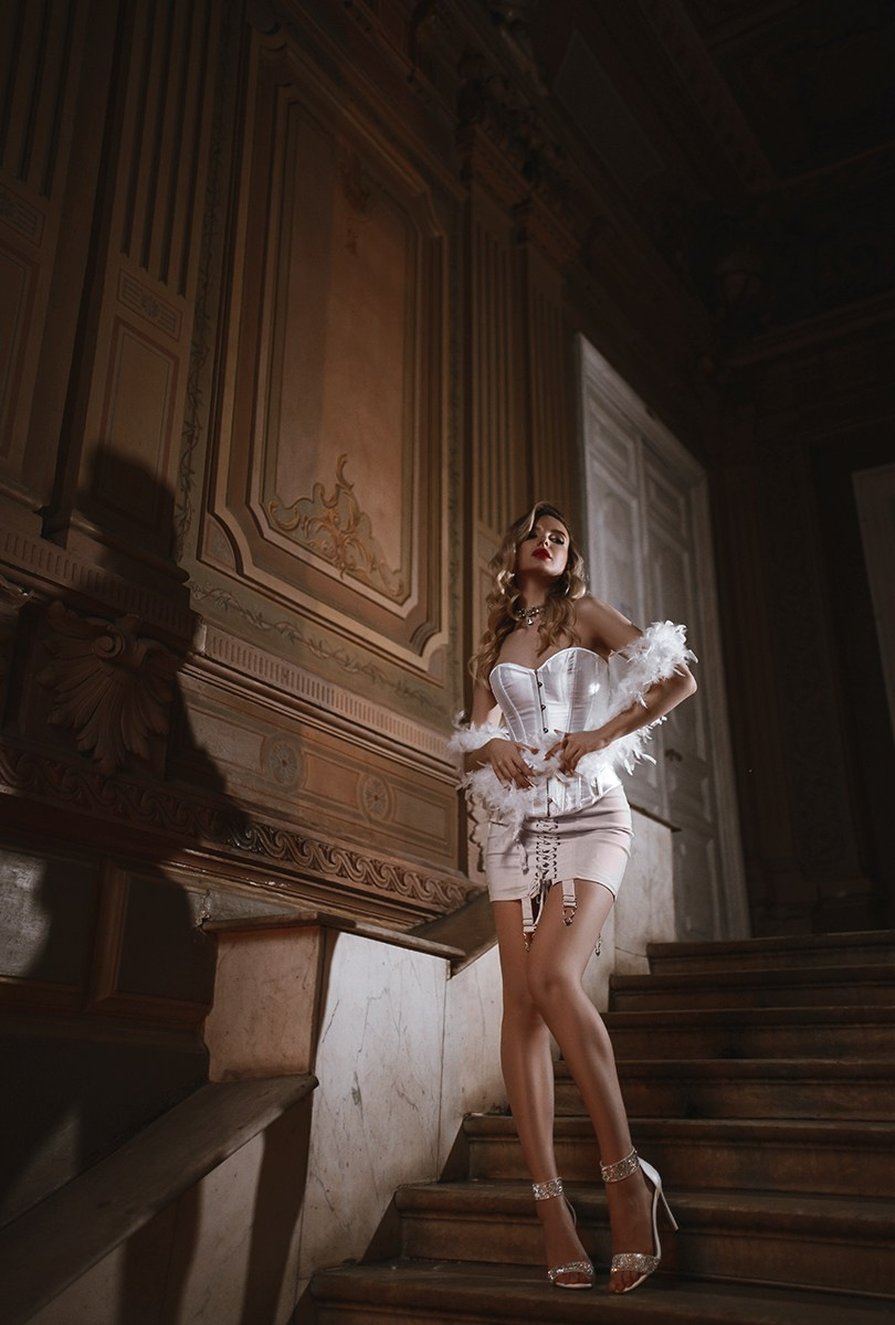 Леди в белой корсете на лестнице