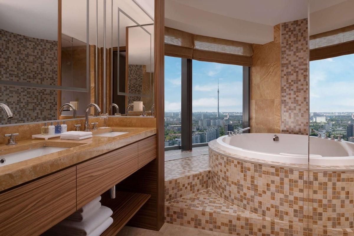 ванная в люкс номере отеля radisson Blue junior сьют для эротической фотосъёмки