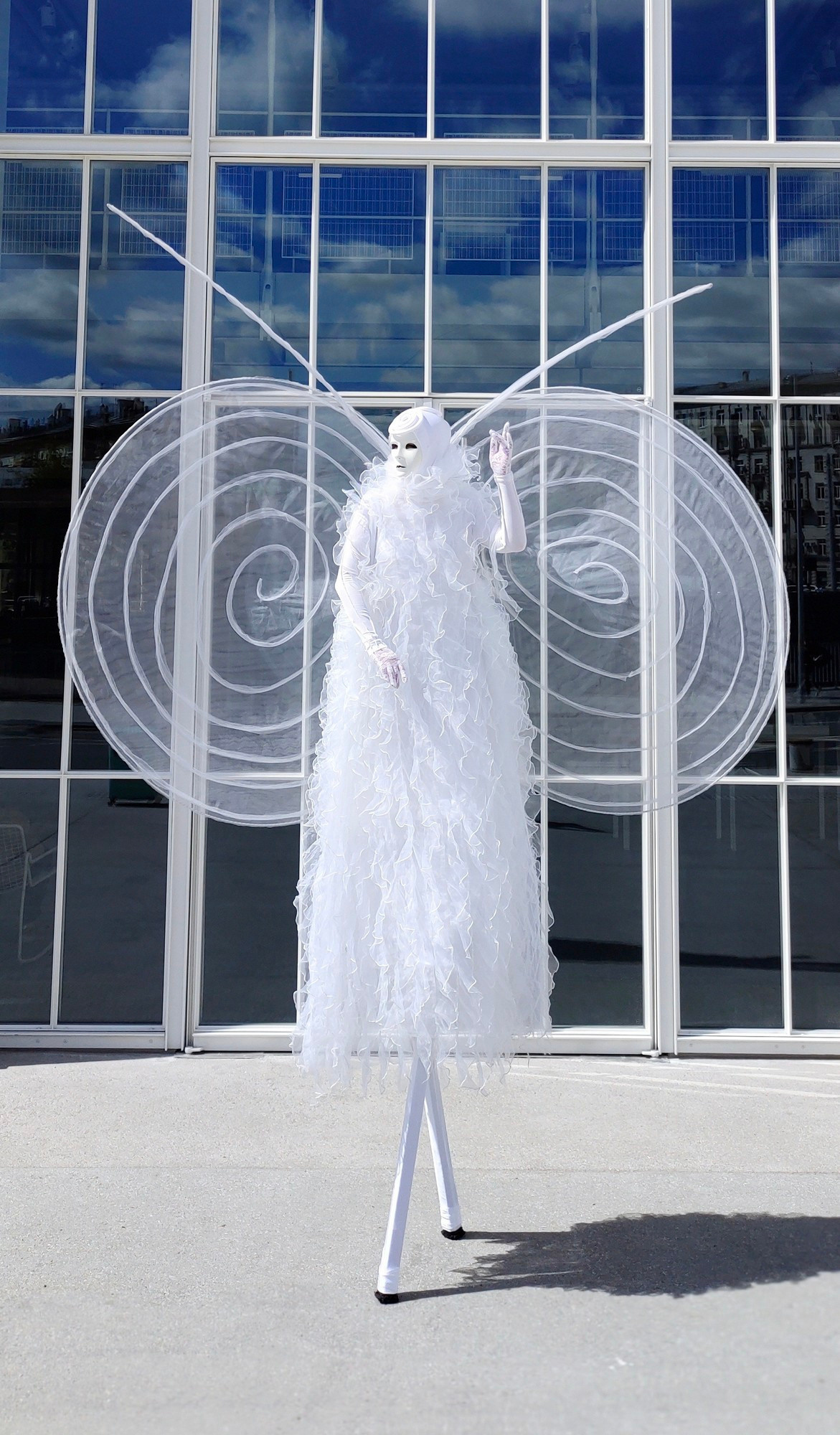 Ходулист Бабочка на первый танец жениха и невесты на свадьбе.