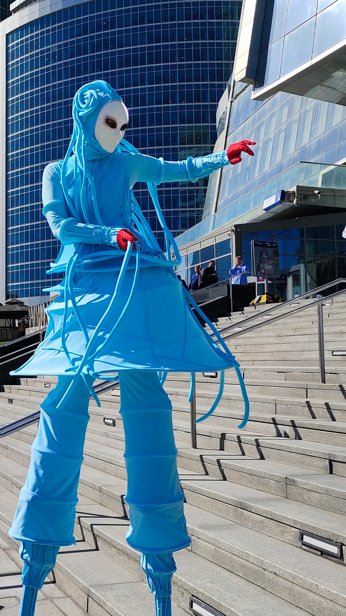 Образ ходулиста из фильма Пятый элемент на встрече гостей.