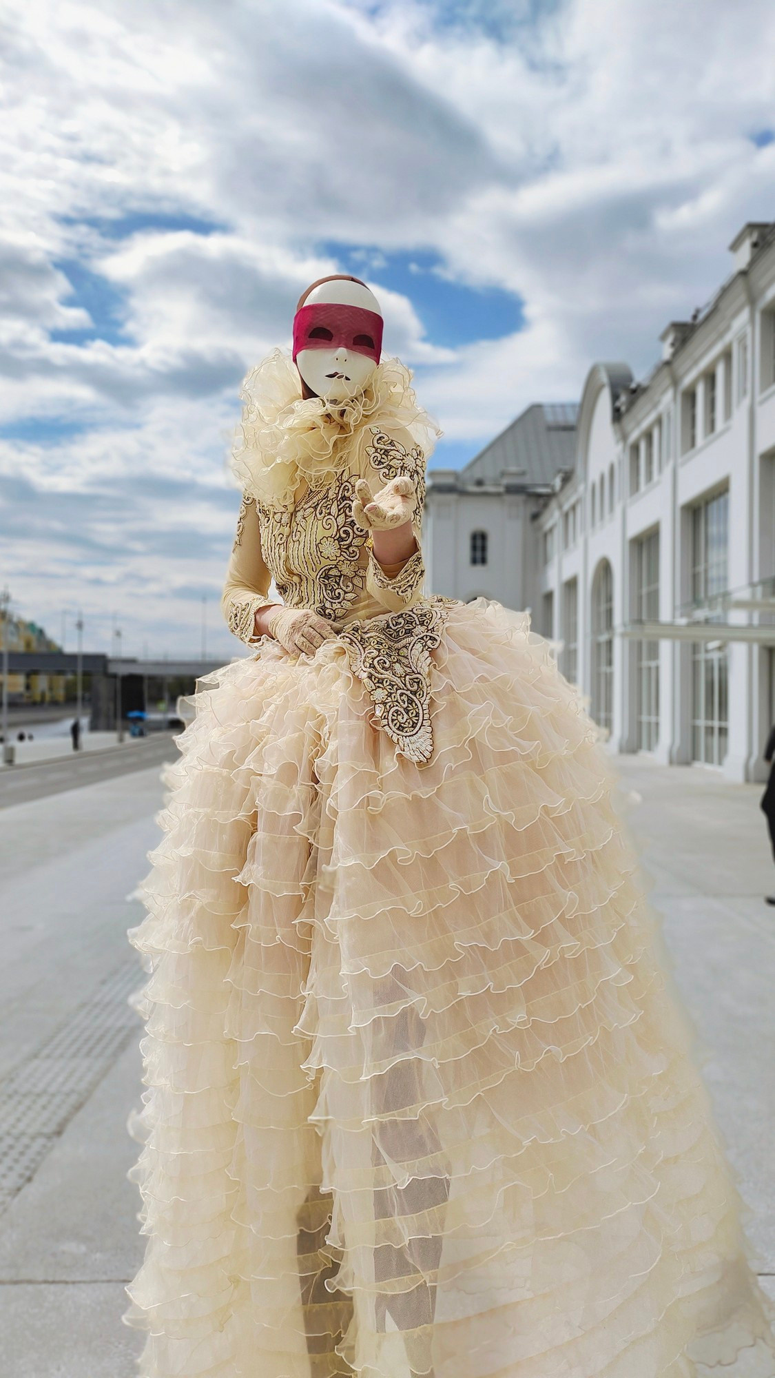 Ходулист в светлом костюме для свадьбы и росписи жениха и невесты.