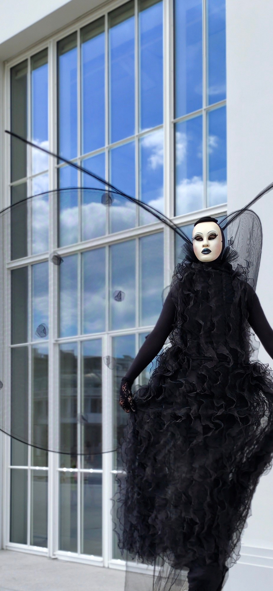 Костюм ходулиста чёрной Бабочки с длинными усиками на раус.