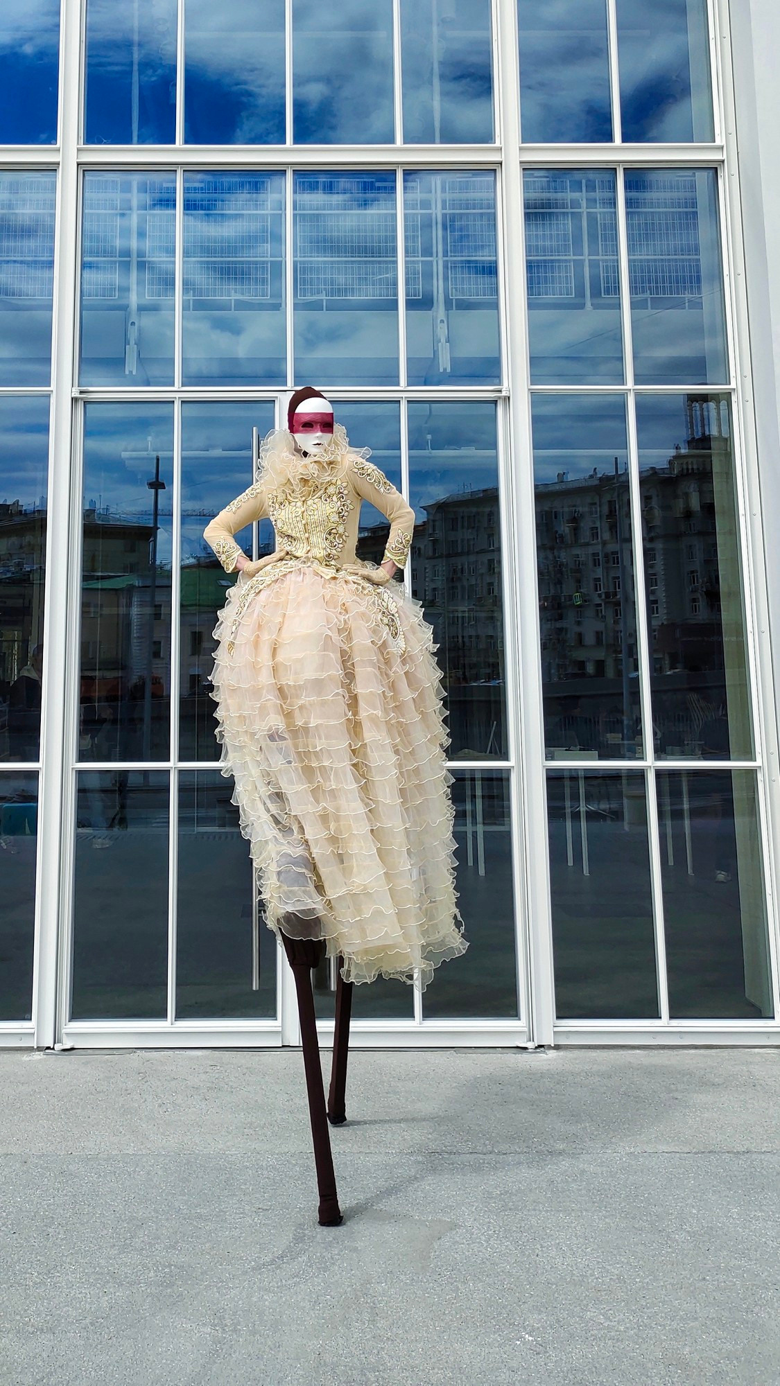 Ходулист на съёмках лавстори с молодыми и свадебным фотографом.