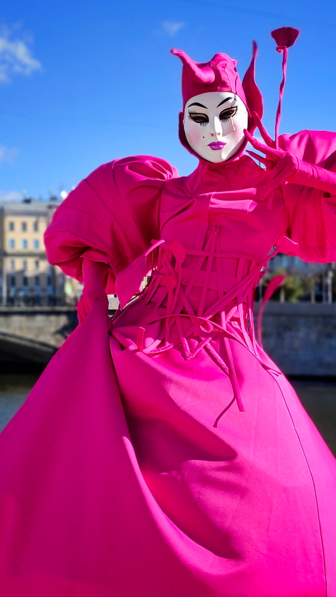 Мим и ходулист Фуксия позируют фотографу на фотосессии. 