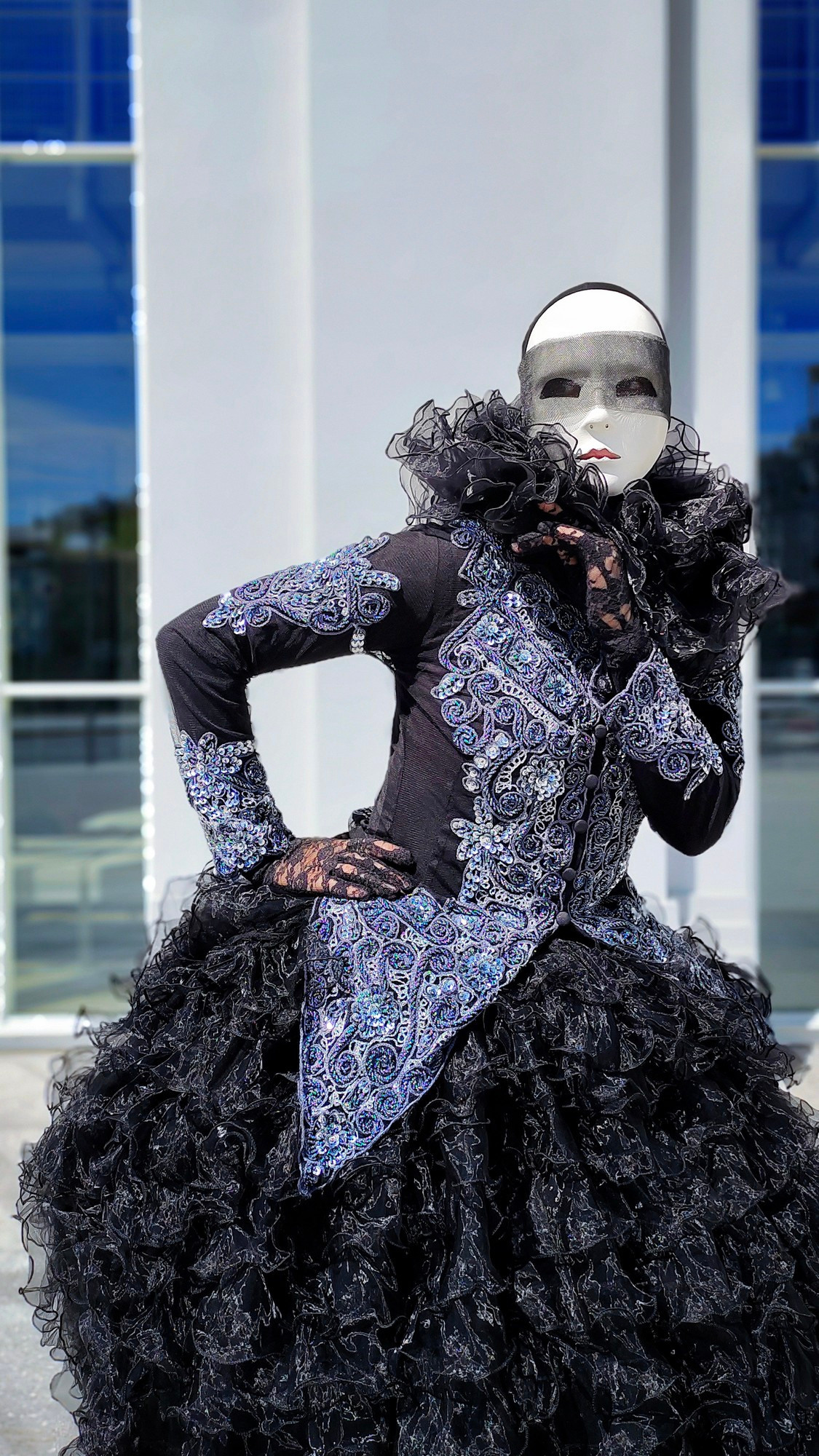 Мим встречает гостей на новогоднем праздничном корпоративе.