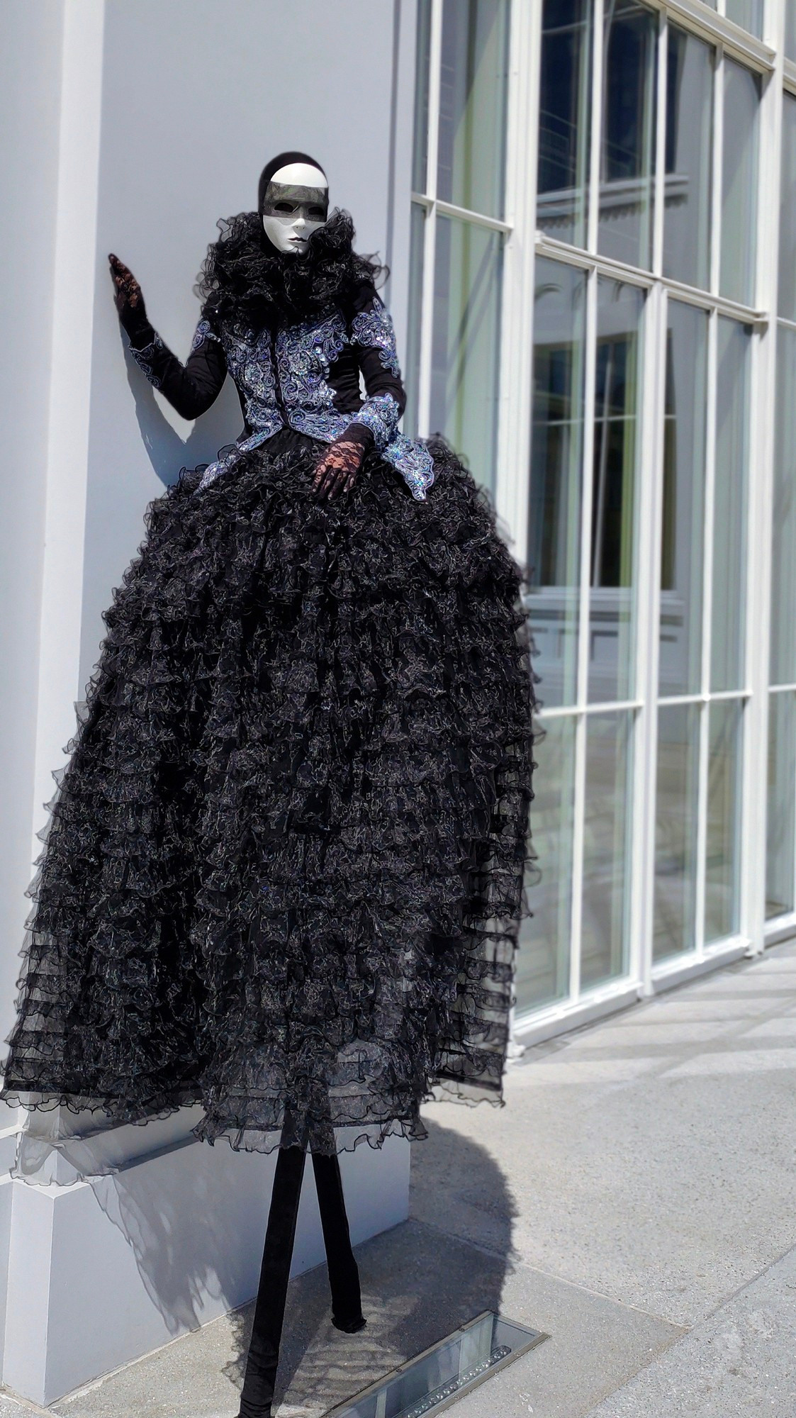 Ходулисты от Лисавлесу перед рестораном встречают гостей на день рождение.