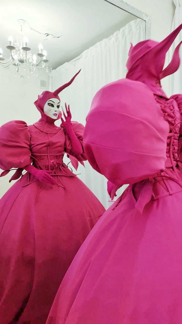 Мим Фуксия смотрится в большое зеркало в ЗАГСе.