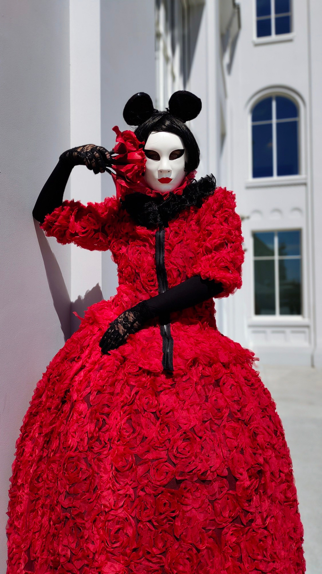 Ходулист позирует для фотографа на фотосессии для рилса. 