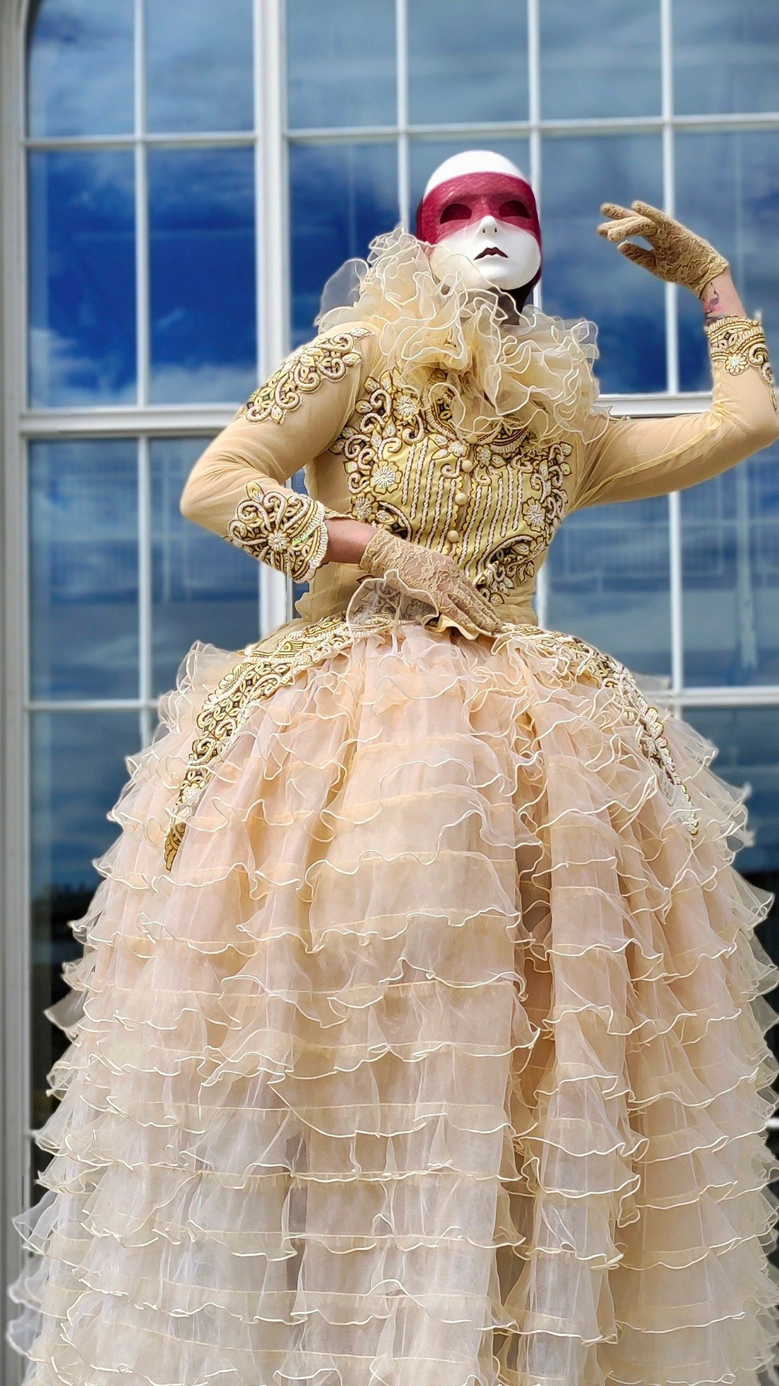 Мимы и ходулисты от лисавлесу встречают гостей на юбилее.