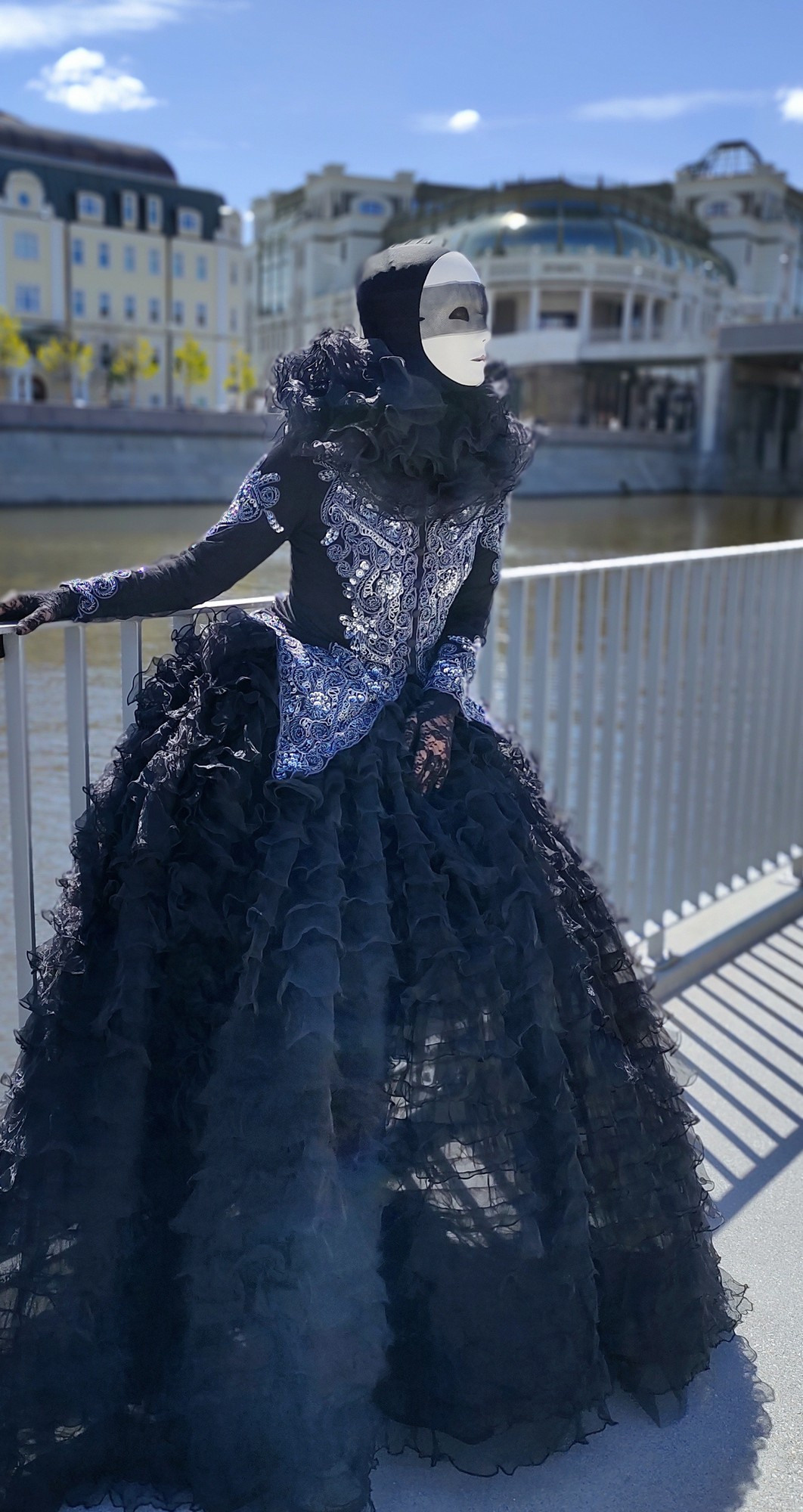 Мим и ходулист на набережной общаются с прохожими и гостями выставки на набережной.