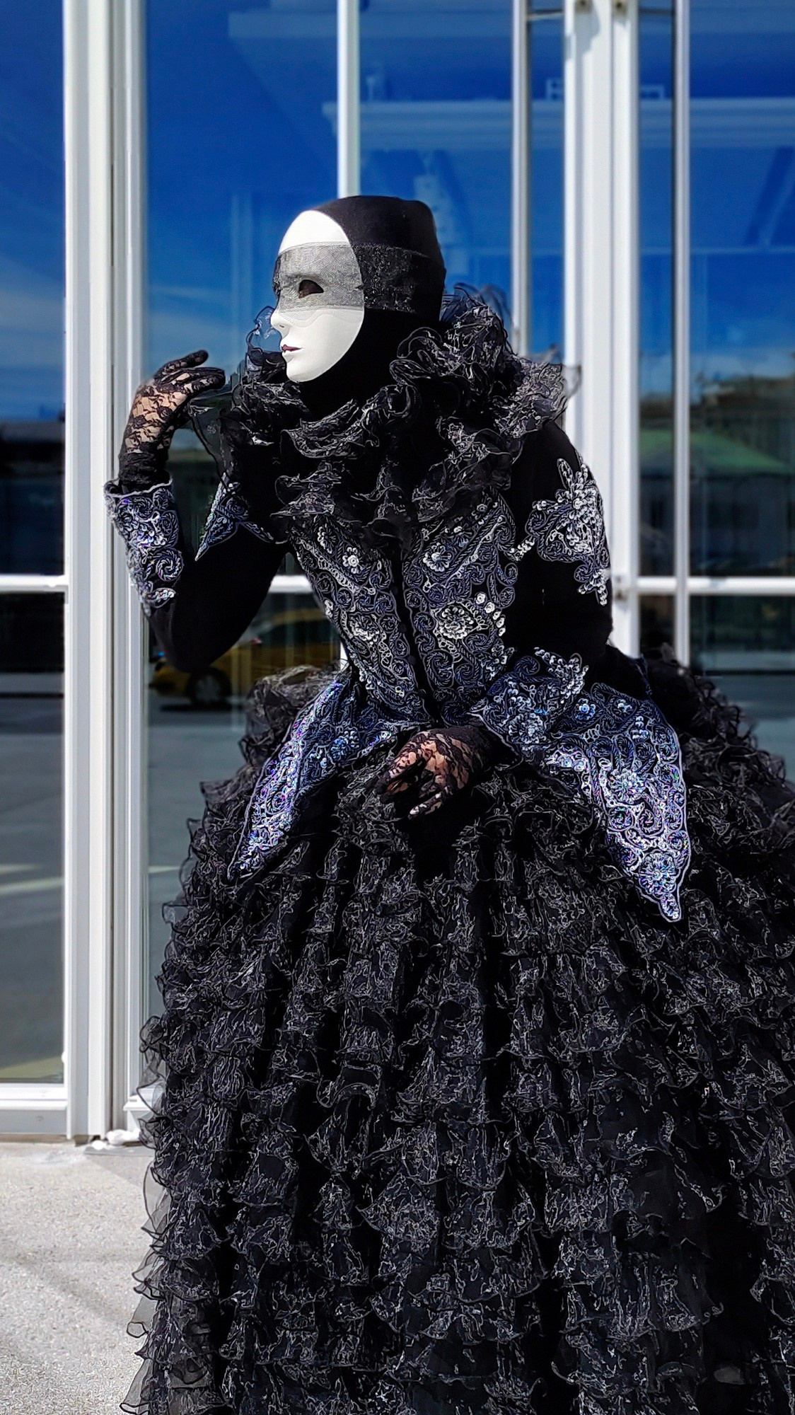 Мим чёрная Пешка встречает гостей у входа в кафе для проведения рауса.