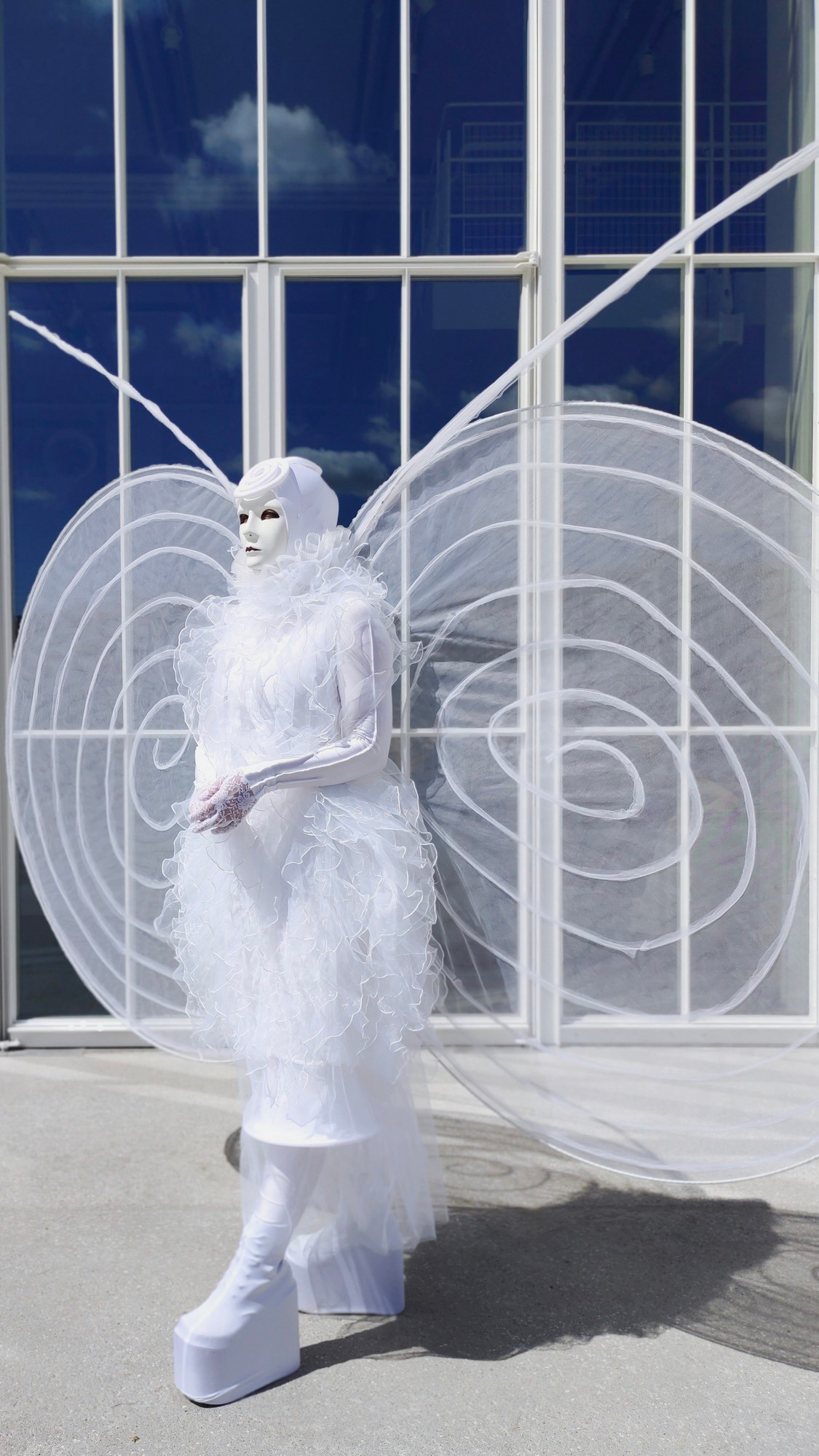 Мим и ходулист белая Бабочка ожидают гостей на свадьбе. 