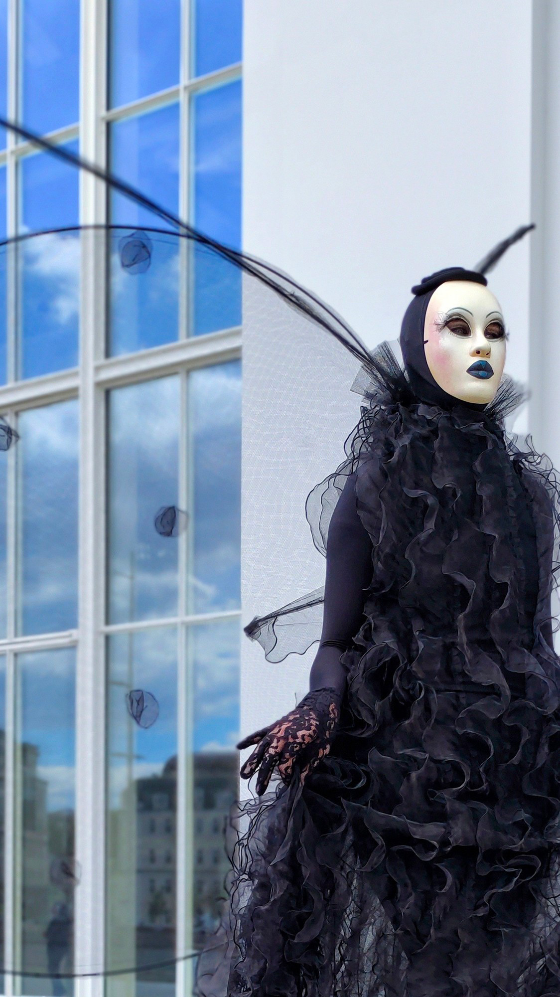 Ходулист чёрная Бабочка направляется к гостям мероприятия. 