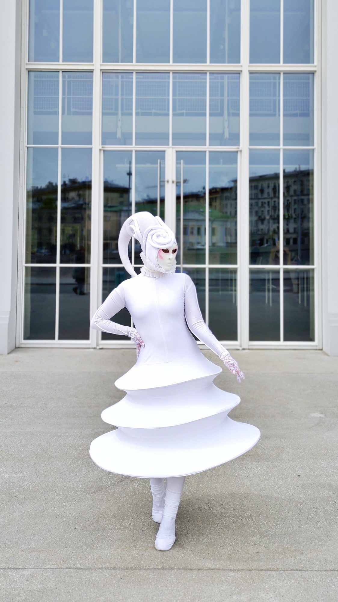 Мим белая Луна от лисавлесу встречает гостей, собирающихся на мероприятие. 