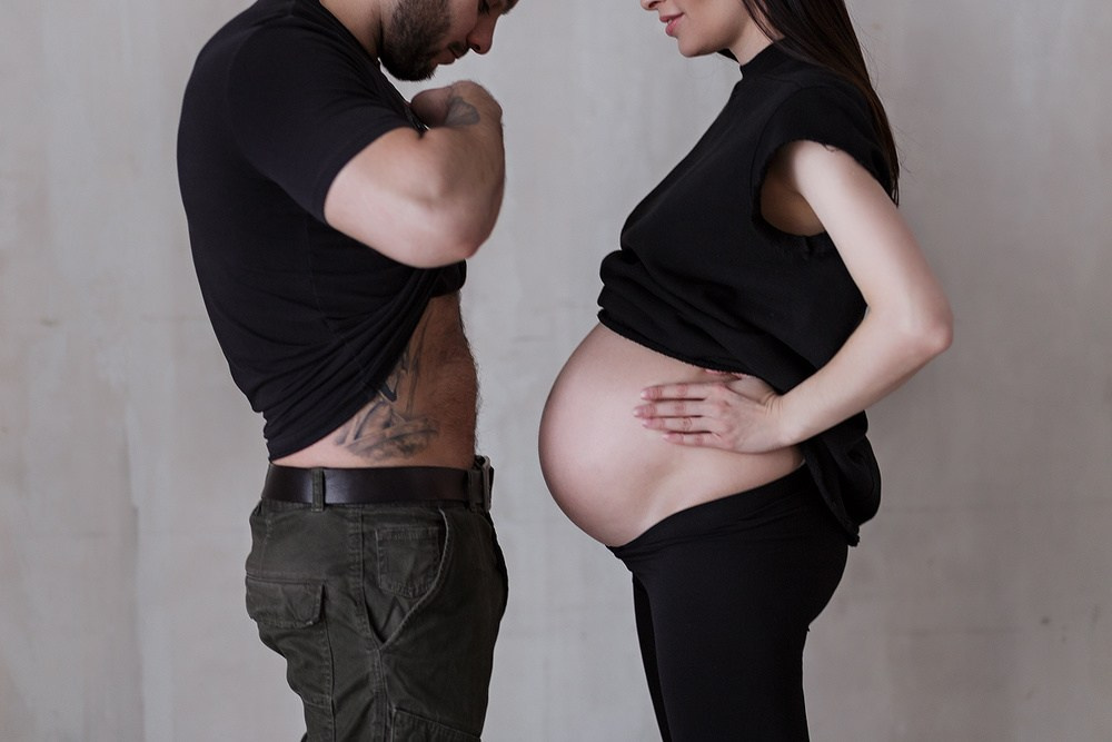 Фотосессия беременности с мужем в стиле минимализм. Семейный и женский фотограф в Санкт-Петербурге Виктория Кострова