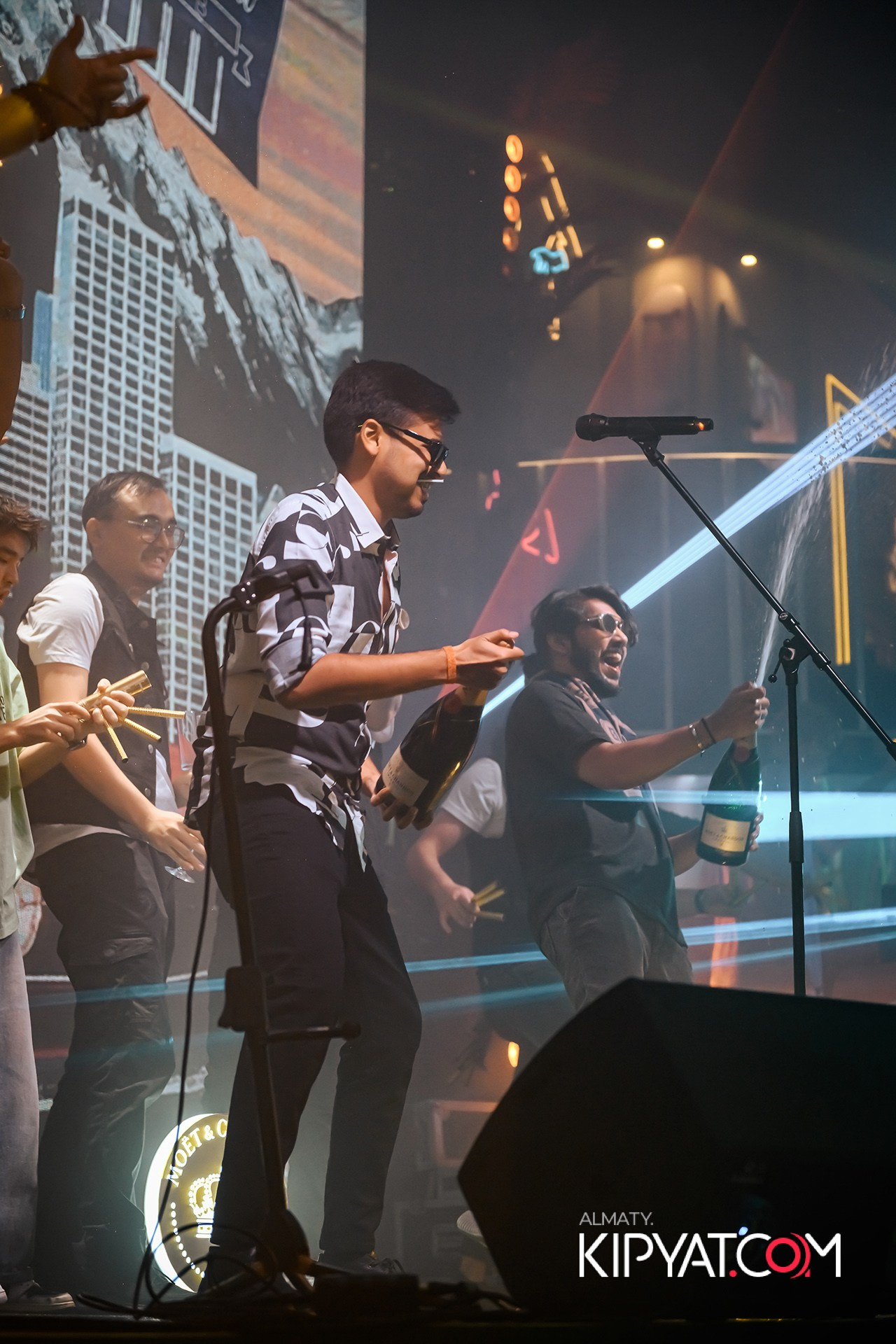 SANTA BARBARA ВЫСТУПЛЕНИЕ ГРУППЫ БРАТЬЯ ГРИММ. КИПЯТКОМ АЛМАТЫ!