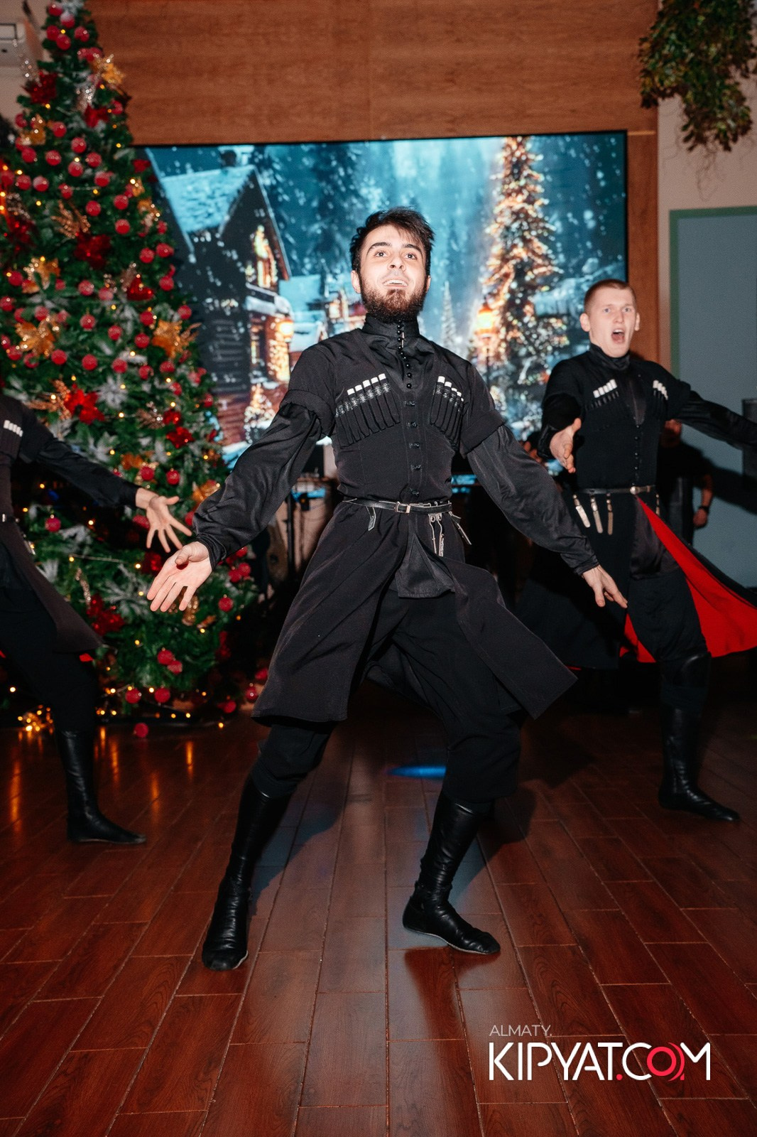 ГРУЗИНСКИЙ ДВОР НА КАБАНБАЙ БАТЫРА. КИПЯТКОМ АЛМАТЫ!