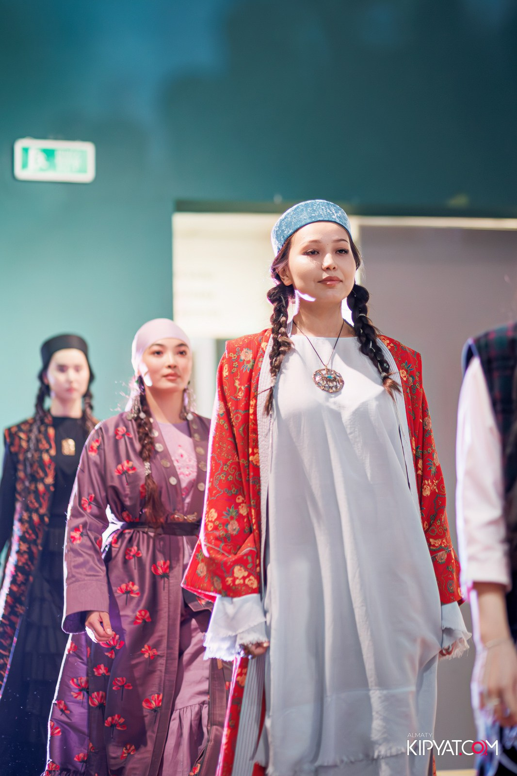 FASHION ПОКАЗ, КАЗАХСКОЙ НАЦИОНАЛЬНОЙ ОДЕЖДЫ. КИПЯТКОМ АЛМАТЫ!
