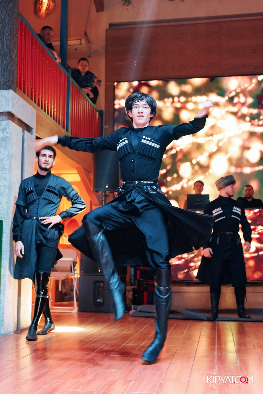 ГРУЗИНСКИЙ ДВОР НА КАБАНБАЙ БАТЫРА. КИПЯТКОМ АЛМАТЫ!