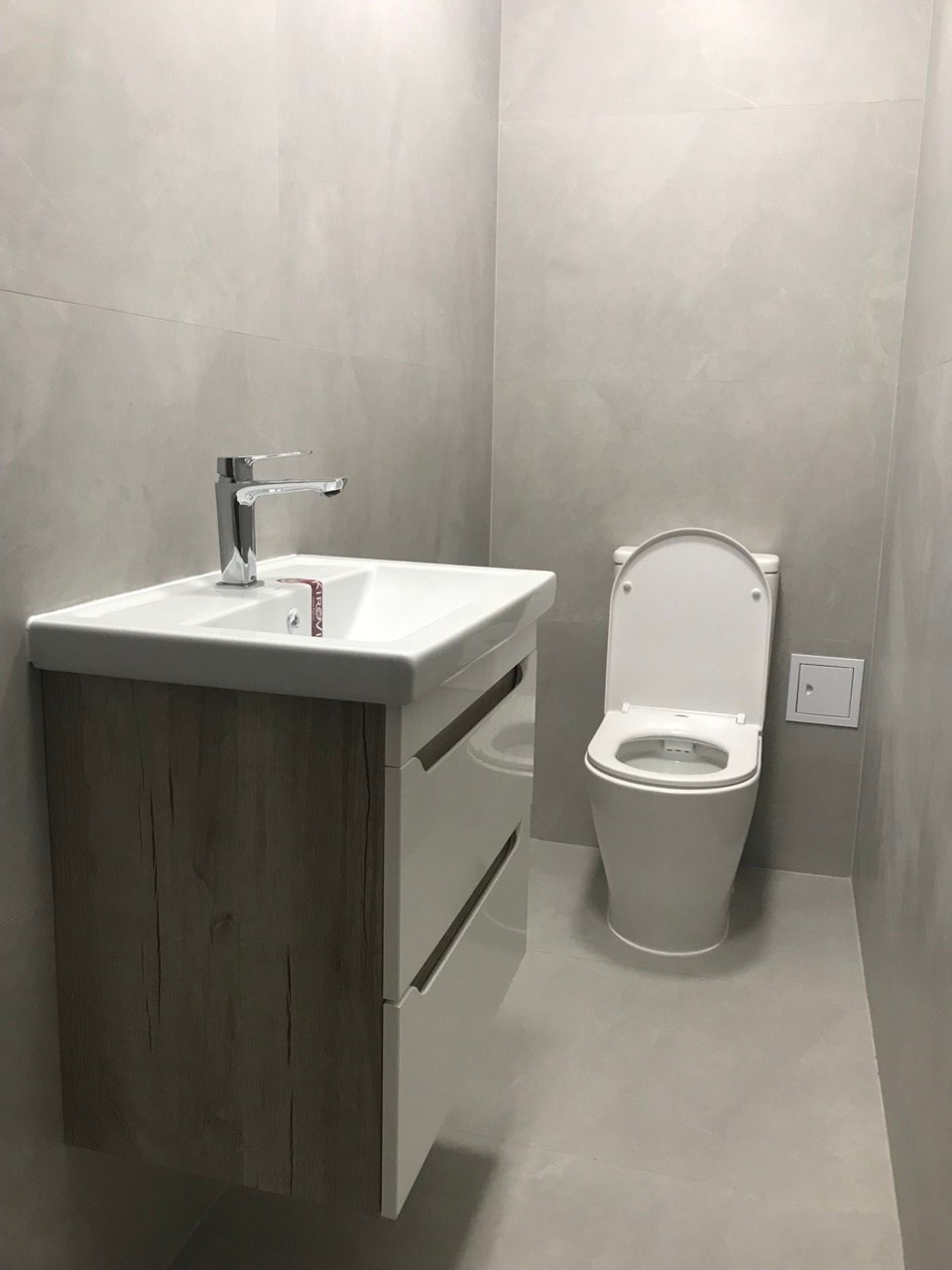 Туалет в офисном помещении (ул. Лево-Булачная д. 24/20). Ремонт санузла, туалета, ванной под ключ в Казани. Укладка плитки