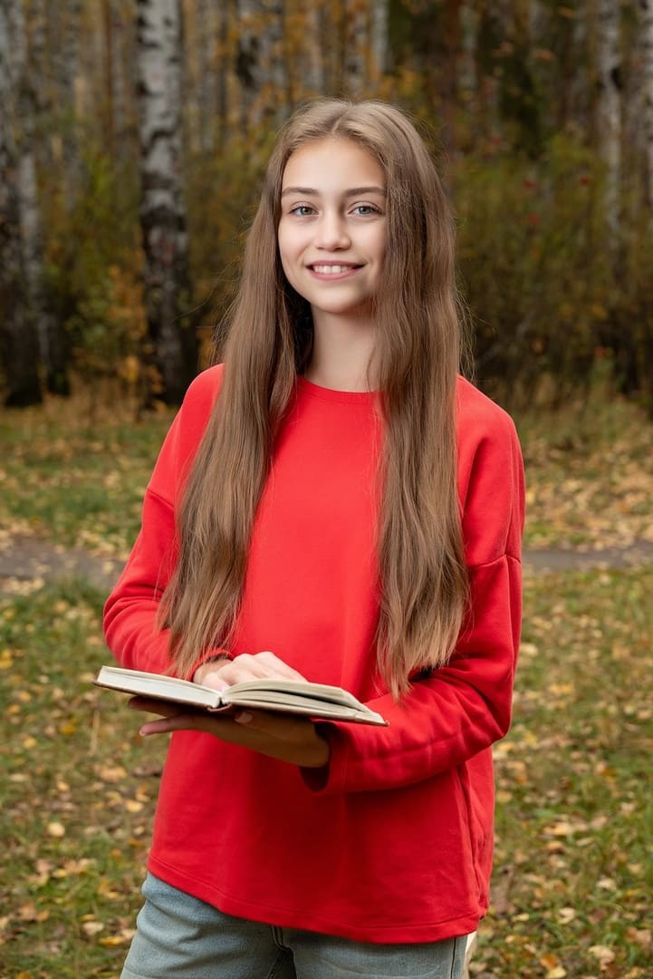 Красивая девочка на осенней фотосессии позирует фотографу на Лыжной базе г Челябинска.