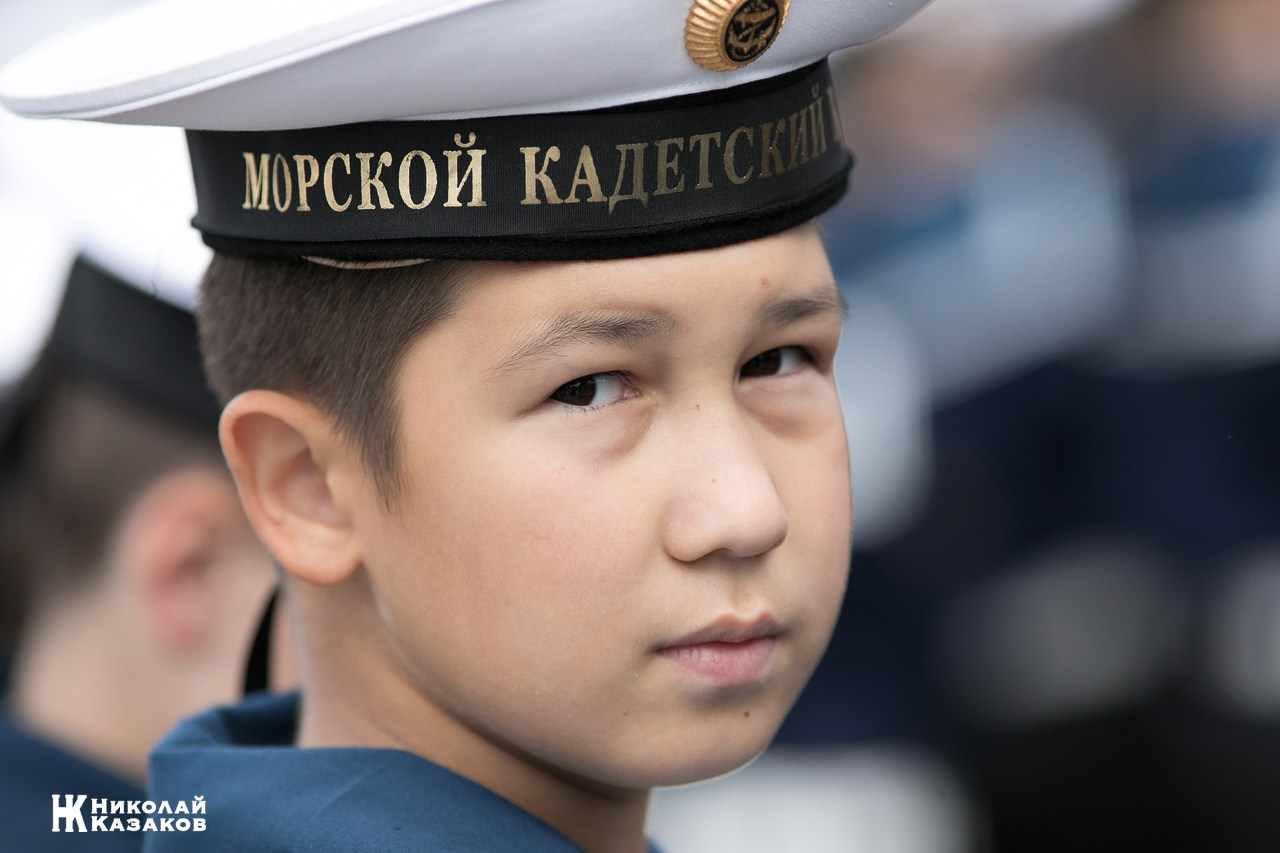 Эмоциональный портрет юного  кадета во время построения на Якорной площади в  Кронштадте.