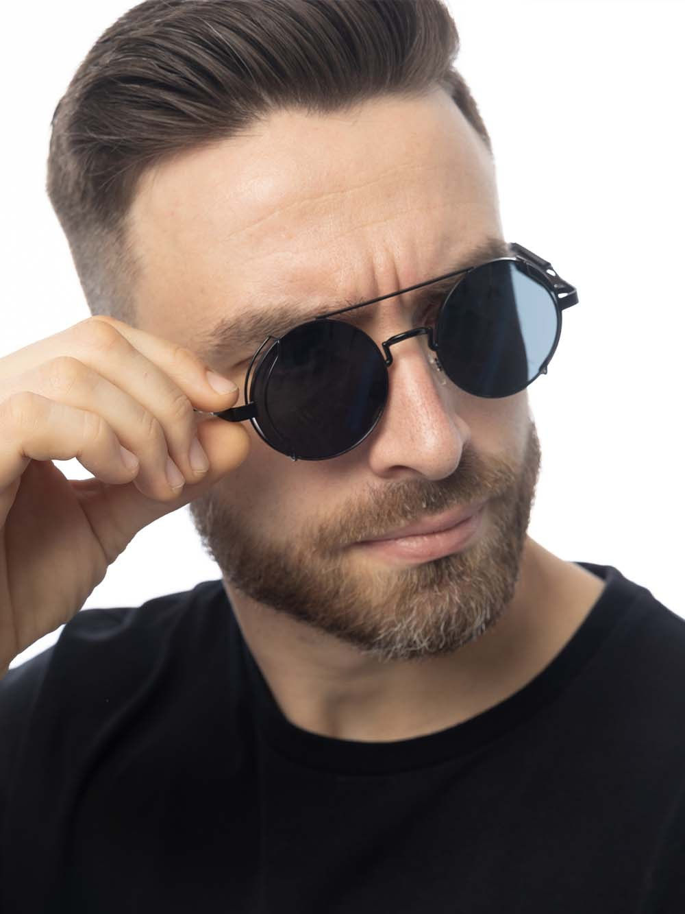 Мужчина с бородой в солнечных очках
