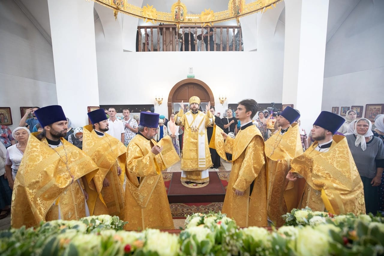 Митрополит Игнатий совершил божественную литургию в храме Всех скорбящих Радость. Саратовское Северо-Западное благочиние