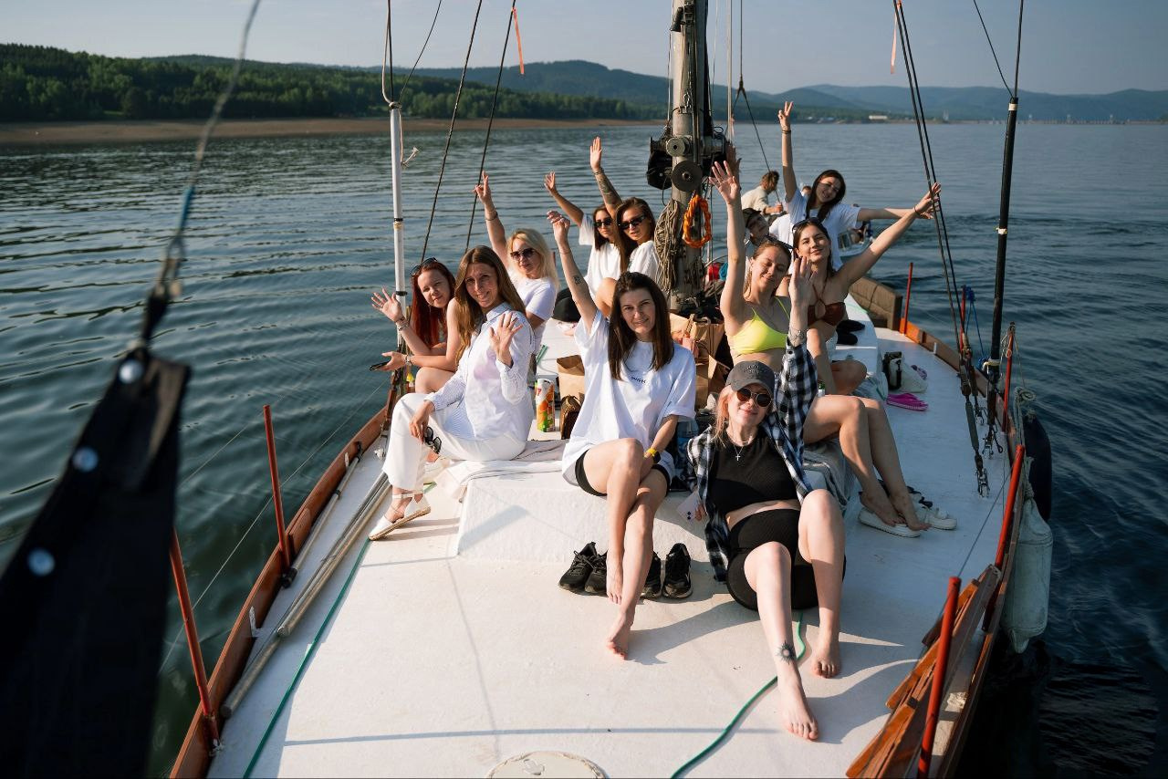 аренда яхты Красноярское море цена забронировать путешествие Царские ворота Бирюса залив шумиха стоимость заказать прогулка парусная яхта катамаран Красноярское водохранилище фотосессия фотограф Красноярск Дивногорск Красноярская ГЭС отдых купание экскурсия достопримечательность туристический тур маршрут Енисей Сибирь Козыревский зуб база отдыха адмирал