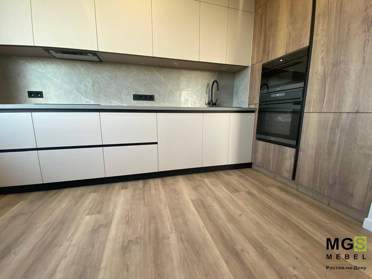 Кухня в светлом цвете. Напольные и навесные кухонные шкафы