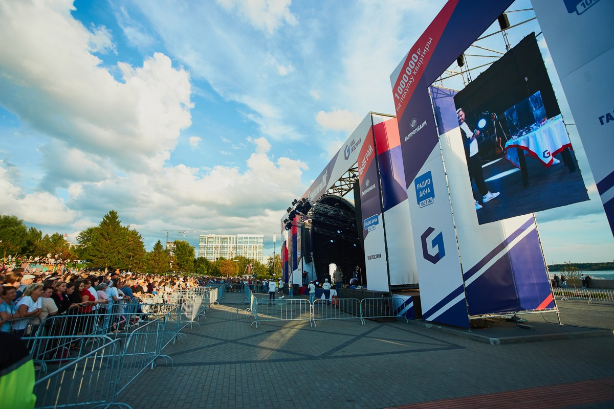 Репортаж для VIP зоны КПД Газстрой: выступление Родиона и Олега Газмановых. Репортажный и женский фотограф в Новосибирске