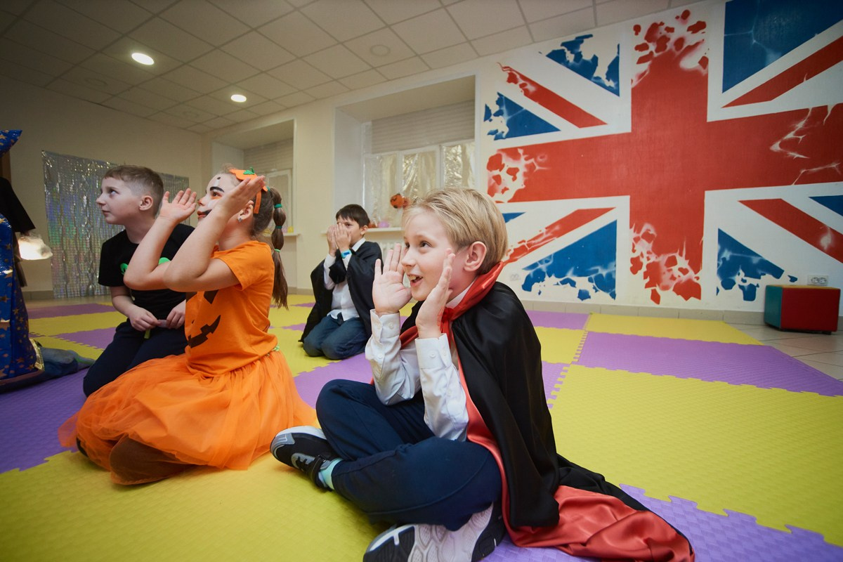 Тематический праздник в языковой школе FunLS. Репортажный и женский фотограф в Новосибирске