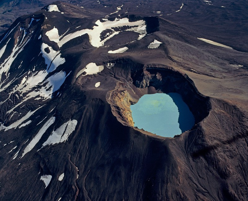 Озеро в кратере в-на Малый Сенмячек, насыщенное серой