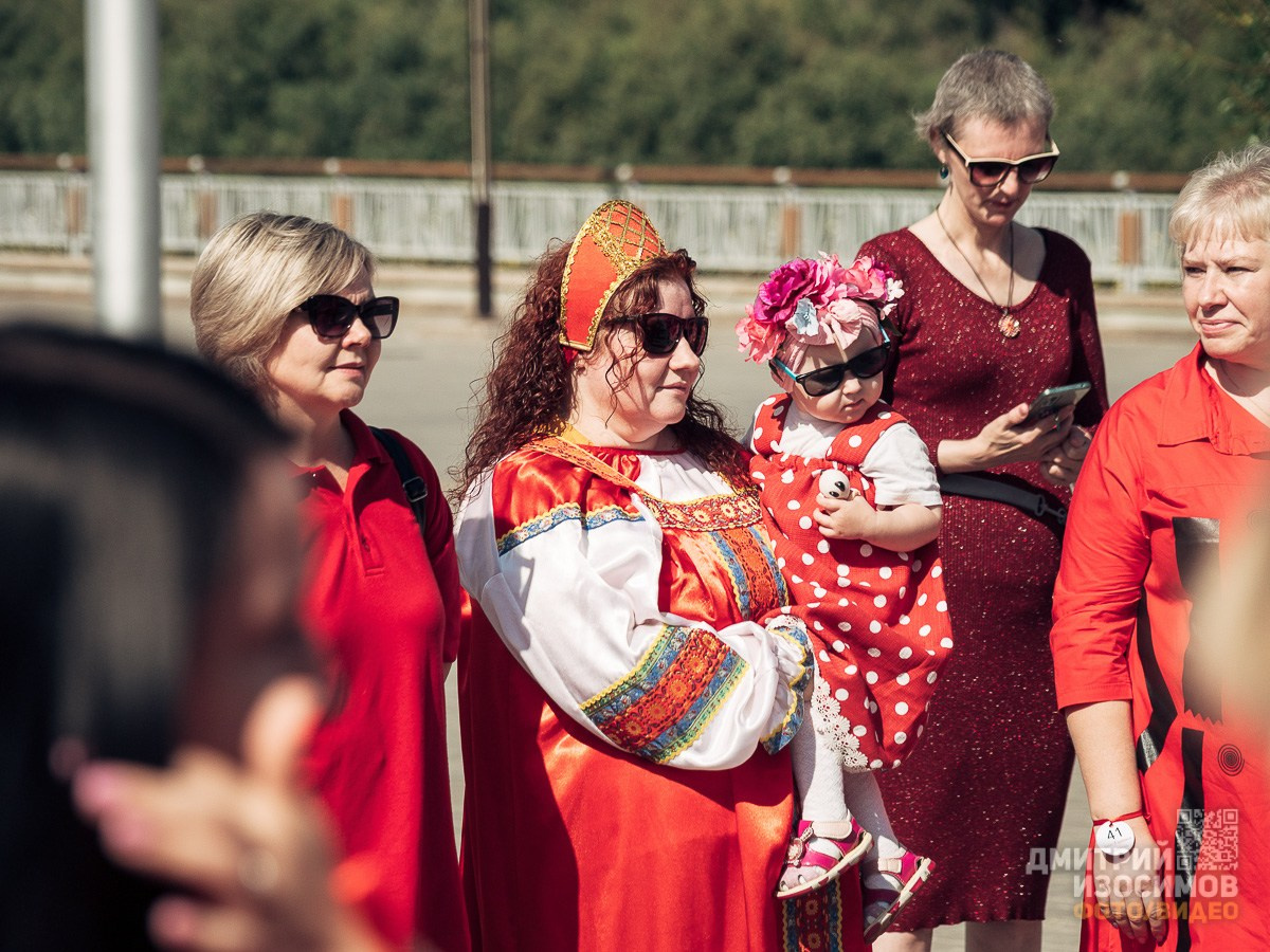 Забег в красных платьях