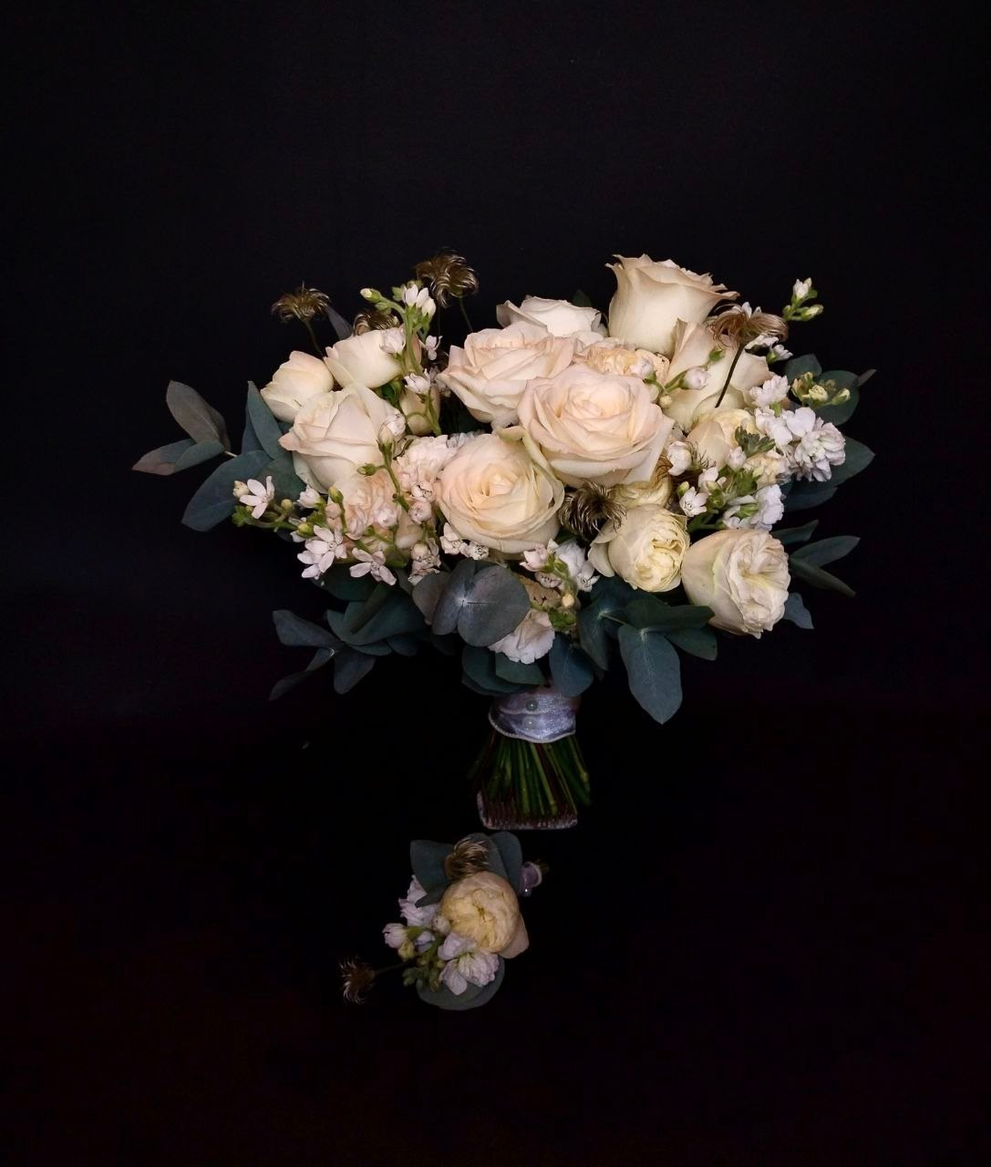  Букет невесты на заказ, букет для невесты Москва, свадебный флорист, флорист на свадьбу, сборка букета на свадьбу, ручная работа, букет для невесты ручной работы, букет невесты ручной работы . бутоньерка жениха в подарок, авторский букет для невест, современный букет невесты. Ваши фото. Бело-зелёный букет для невесты. Собран по референсу, что доработан мною (с внесением изменений, для интеграции к образу невесты). авторский букет невесты, современный букет невесты, невеста 2025,  букет невесты, свадебный букет, свадьба 2025, свадебный букет, свадебный букет невесты, флорист на свадьбу, флорист фрилансер, флорист москва, ручная работа, яркий букет невесты, современный букет невесты, весенний букет невесты, антуриум, амарант, французские тюльпаны, аллиум, гиацинт, флорист на свадьбу, хороший флорист, флорист фрилансер, букет по фото, флорист профессионал