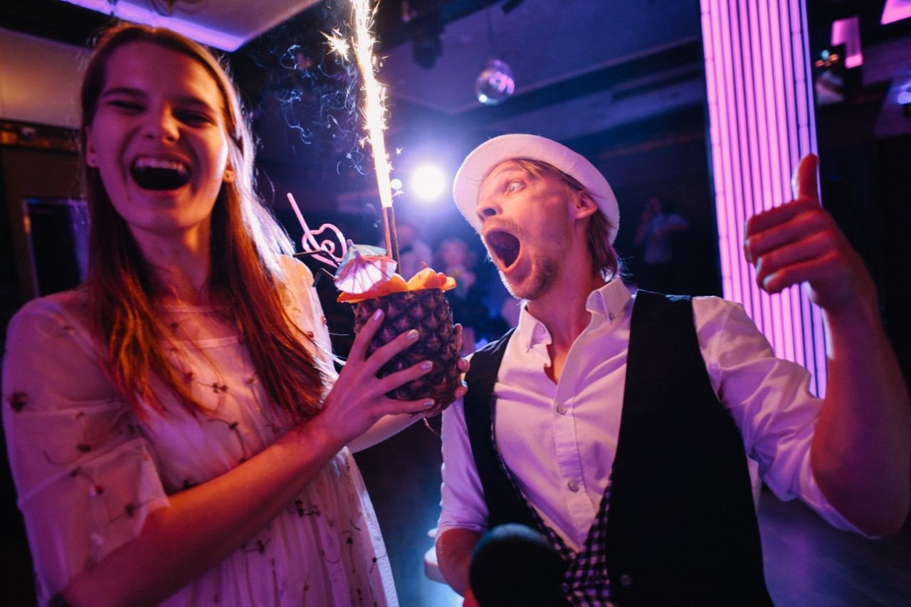 Ведущий + диджей + флейринг-шоу на выпускной вечер и другие праздники для молодёжи и подростков