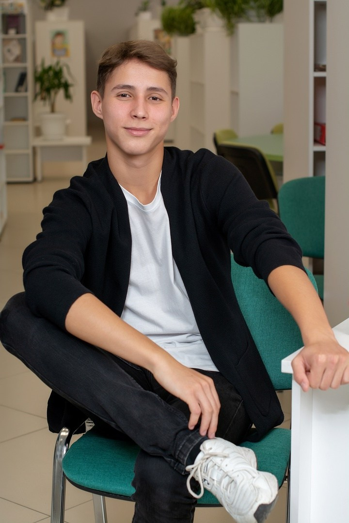 Красавчик выпускник позирует на фотокамеру.