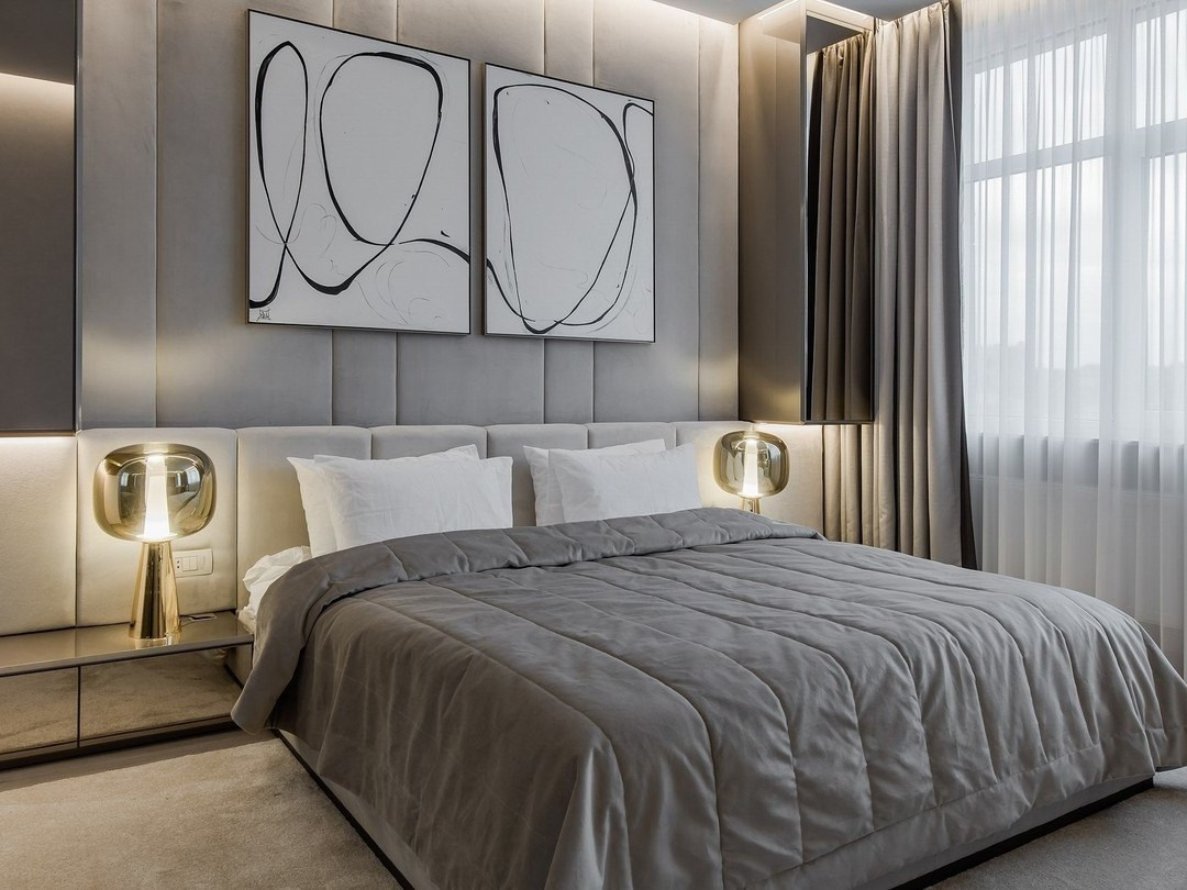 Современная спальня в серой палитре с мягким изголовьем и золотыми лампами от Валерии Котович