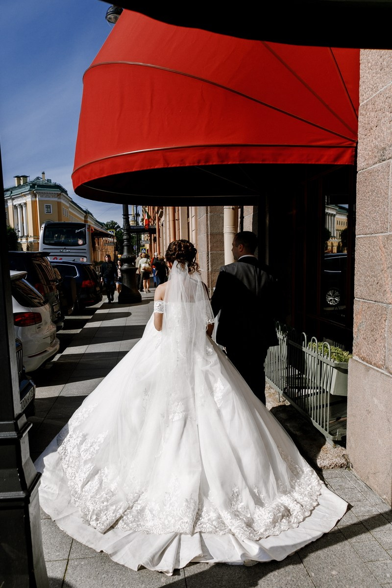 свадебное платье в спб, найти свадебный салон, букет для невесты, хороший ведущий на свадьбу, костюм для жениха, платье для невесты,  подшить свадебное платье, ателье свадебное, фотограф на свадьбу, выпуск, праздник, венчание