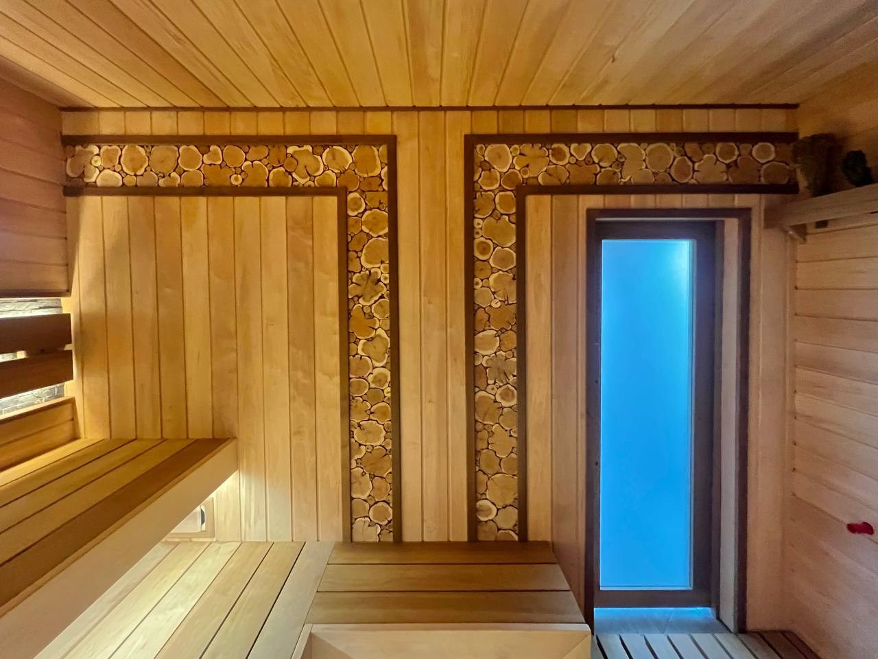 Парная в Бриллианте на Атмосфере с внутренней топкой. Есть в этой схеме и минусы, но треск дров во время парения- это что-то на незабываемом. SaunaTopMasters