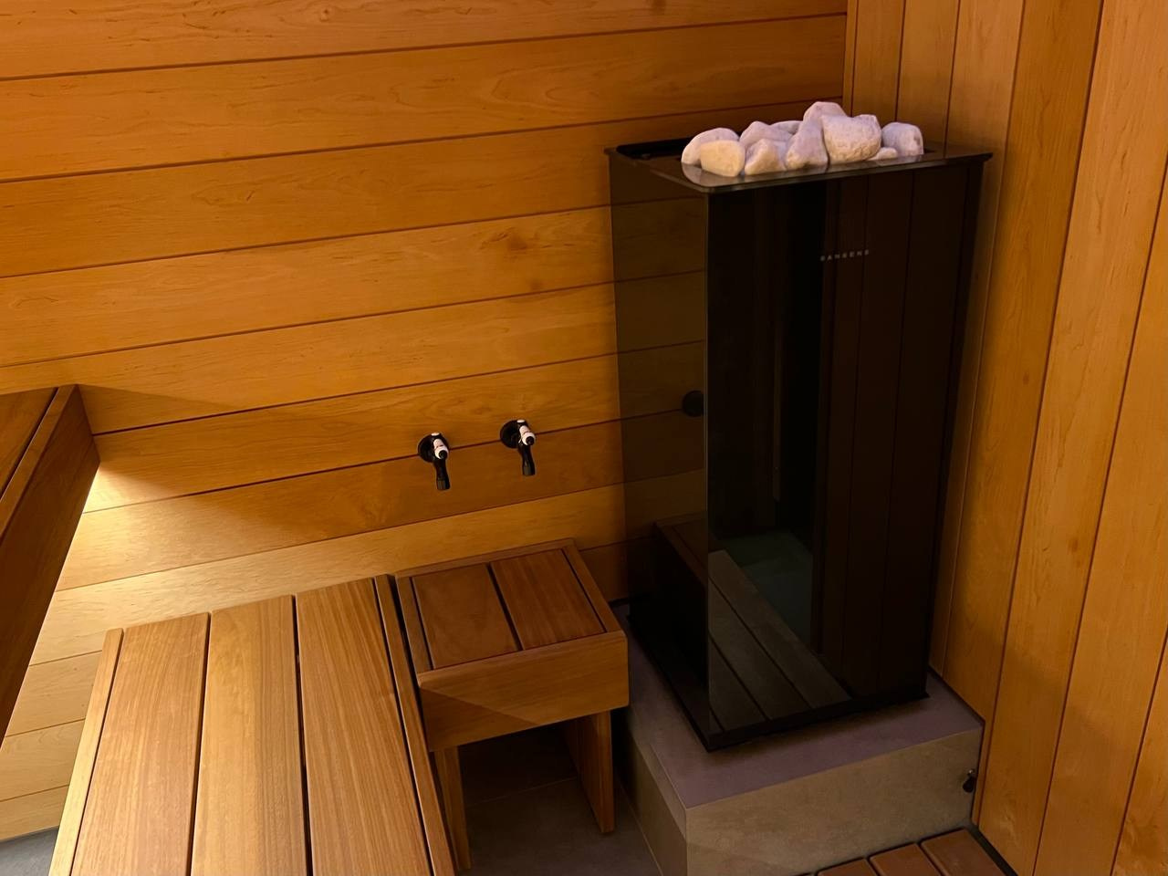 Респект команде Печи Горбунова за продуманный проект, а нам — за его реализацию: термоольха, Sangens, звёздное небо и можжевеловое панно. SaunaTopMasters